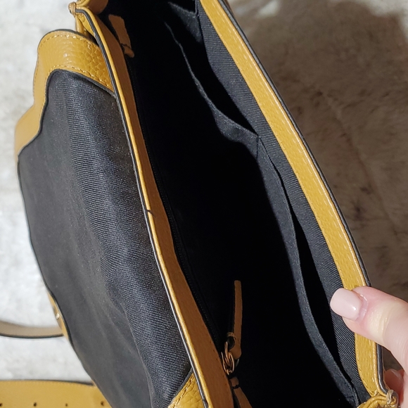 Vince Camuto Caramel Tal Crossbody Leather Saddle Purse w Horseshoe Hardware - Picture 5 of 11